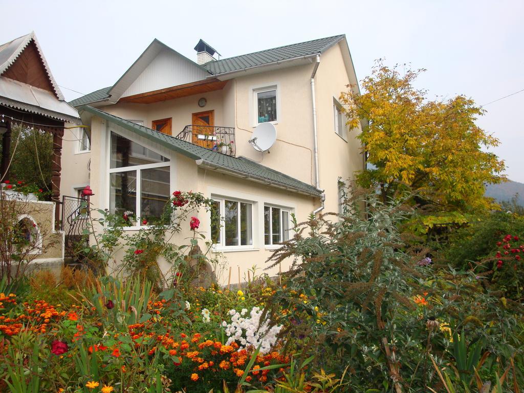 Vyshenka Guest House Iaremcea Exterior foto